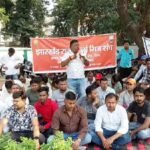 Dhanbad News: ऊर्जा मित्रों का 4 महीने से वेतन बकाया, ईएसई कार्यालय के सामने धरना; अर्धनग्न प्रदर्शन की चेतावनी