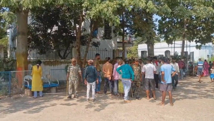 Pakur News: घर में फंदे से लटका मिला प्रीतम शाह का शव, पिता ने बहू और उसके परिजनों पर लगाया हत्या का आरोप