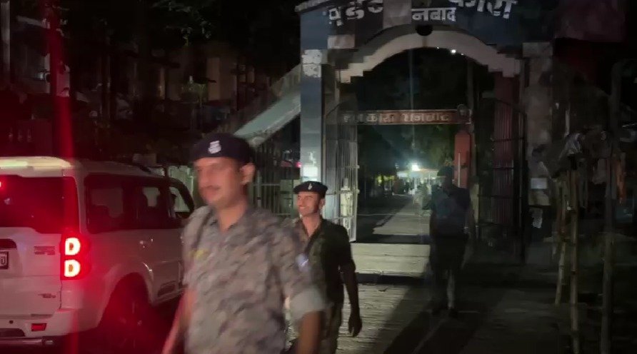 धनबाद मंडल कारा में देर रात छापेमारी, पुरुष वार्ड से खैनी-चूना और पेन बरामद
