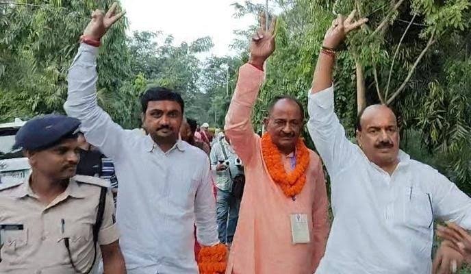 Tirhut Teacher Election Result: तिरहुत शिक्षक निर्वाचन क्षेत्र में NDA की जीत, नरेंद्र प्रसाद सिंह ने भूषण झा को 594 वोटों से हराया