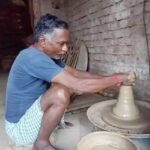 चक्रवात ‘अरनब’ की आशंका से बढ़ी कुम्हारों की चिंता, दिवाली के दीये और मिट्टी के खिलौने बचाने में जुटे परिवार