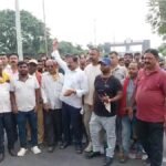 Dhanbad News: अश्लील गाने के विरोध में नाई समाज का प्रदर्शन, 4 सूत्री मांगों का ज्ञापन