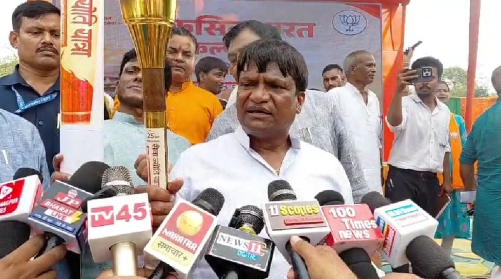 Dhanbad Seva Jyoti Yatra: मशाल की चिंगारी से विधायक की शर्ट में लगी आग, सांसद ढुल्लू महतो भी थे पास