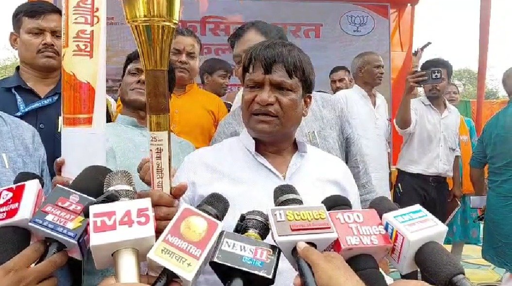 Dhanbad Seva Jyoti Yatra: मशाल की चिंगारी से विधायक की शर्ट में लगी आग, सांसद ढुल्लू महतो भी थे पास