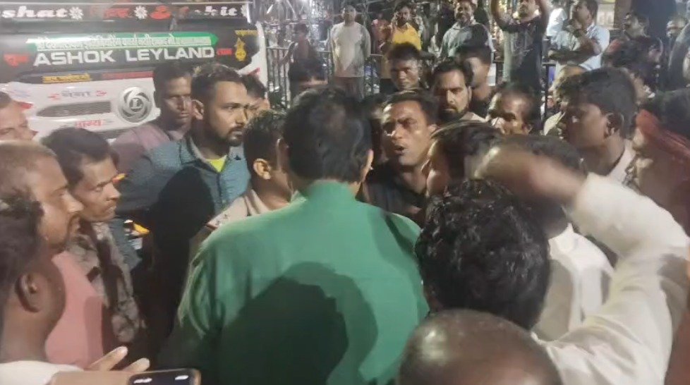 Nirsa NH-19 Jam: विधायक अरूप चटर्जी के धरने के विरोध में सड़क पर बैठे अशोक मंडल, लगा जाम