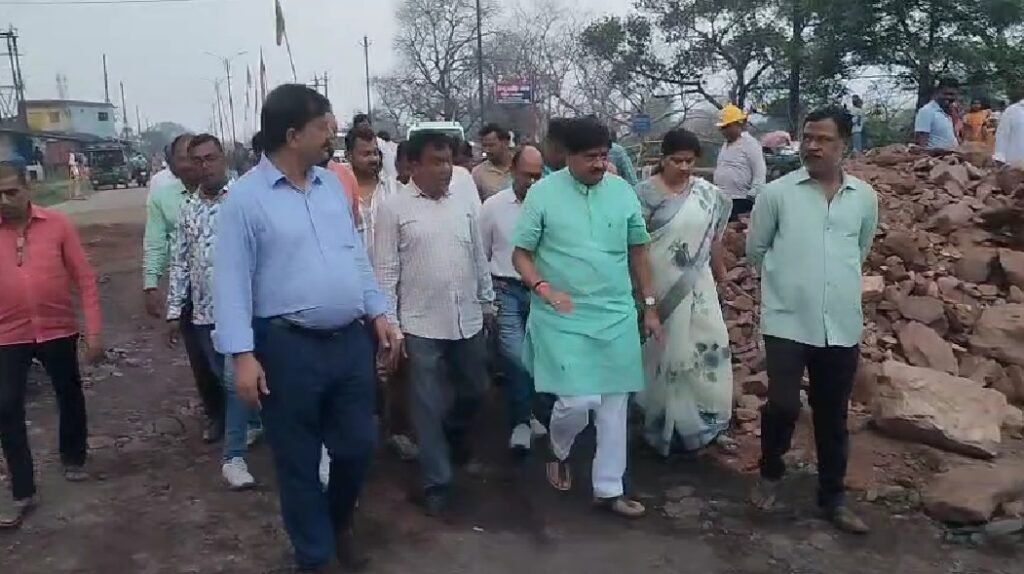 Kenduadih Road Repair: 5 महीने से बंद धंसी सड़क का काम तेज, राज सिन्हा ने किया निरीक्षण